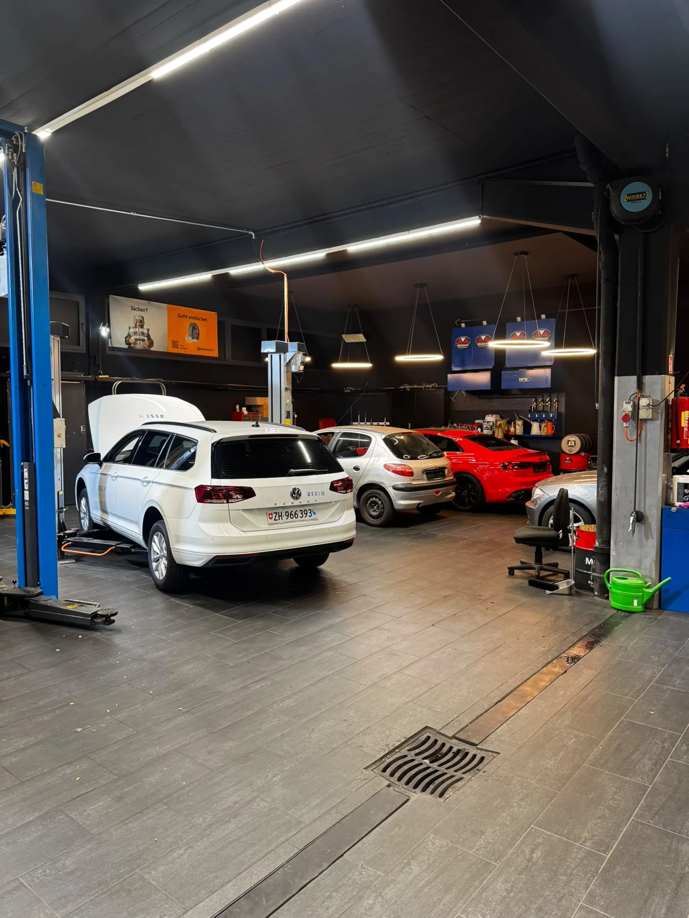 Hebebühnen und Fahrzeuge in der Werkstatt von Dili’s Garage Winterthur