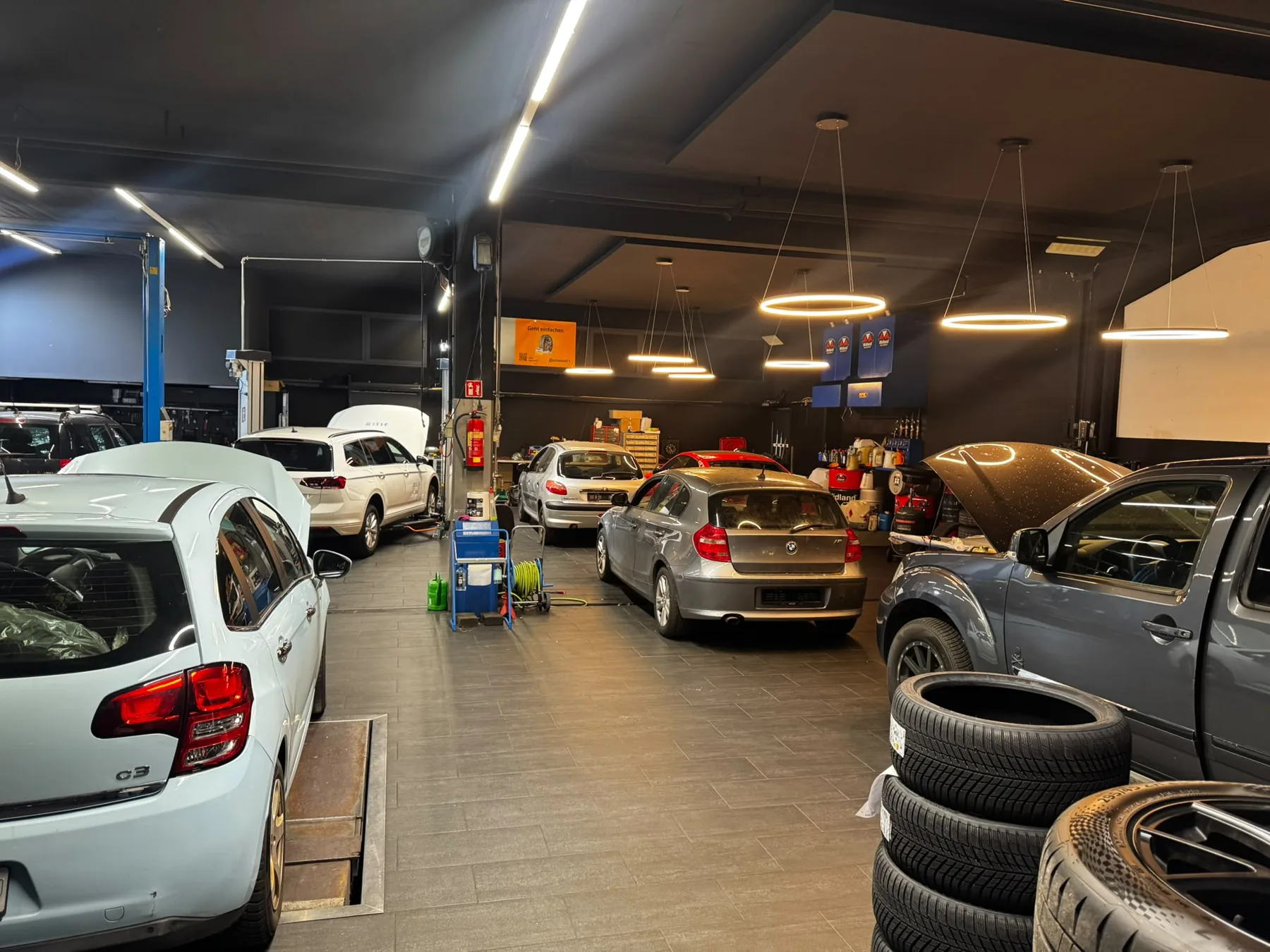 Serviceplätze für Autos in Dili’s Garage Winterthur