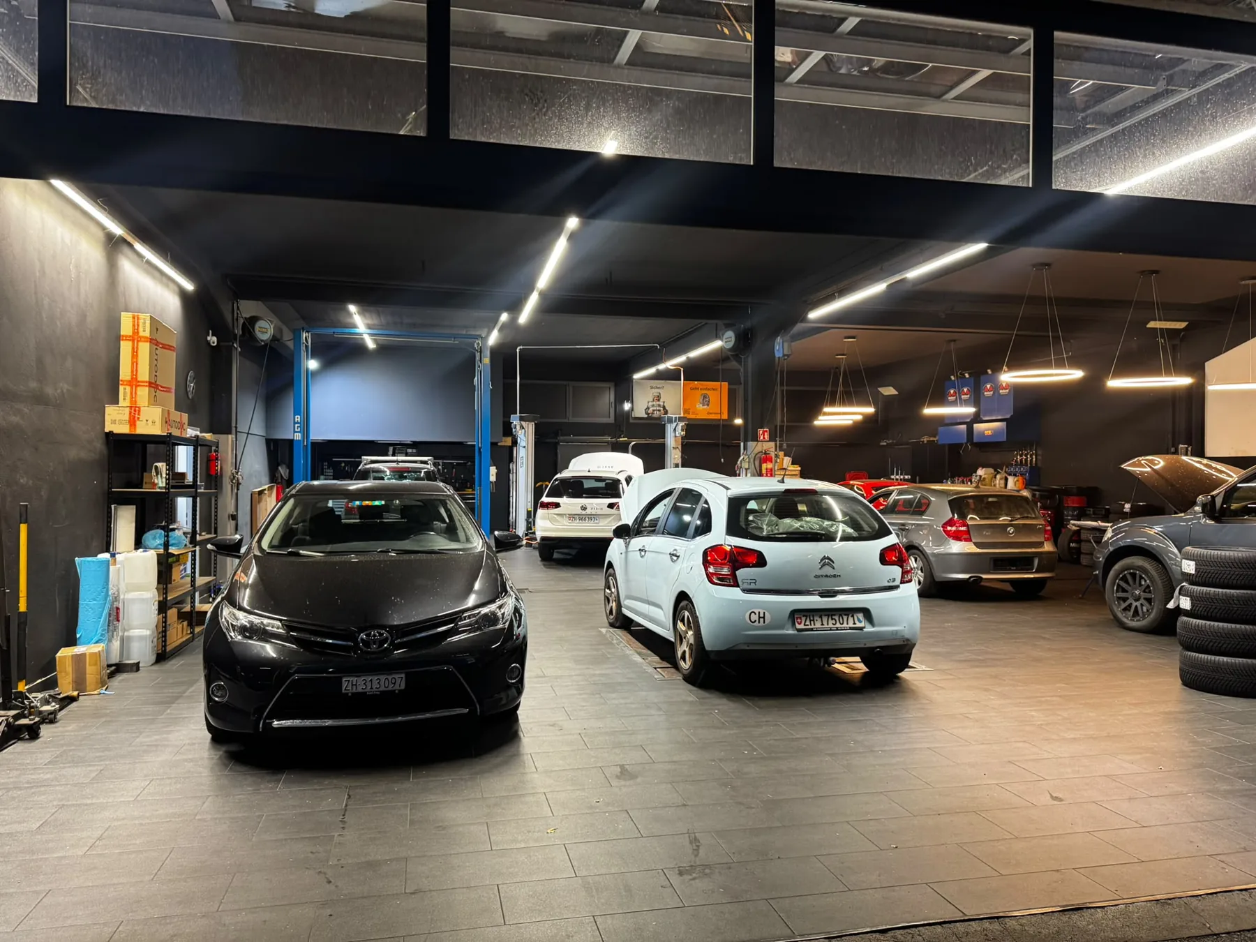 Werkstattbereich für Fahrzeugcheck und Autoservice in Winterthur