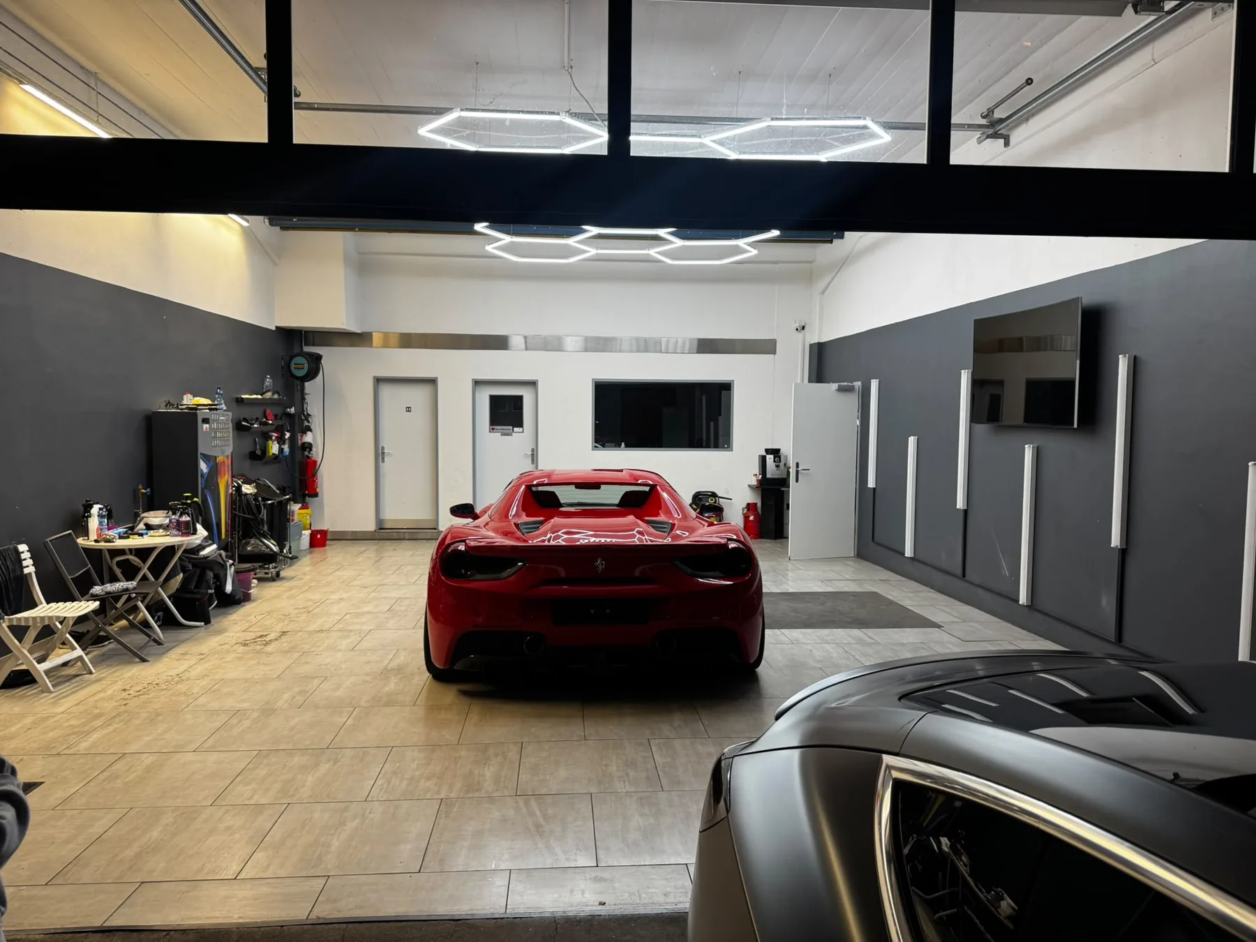 Roter Sportwagen in der Fahrzeugpräsentation bei Dili’s Garage Winterthur